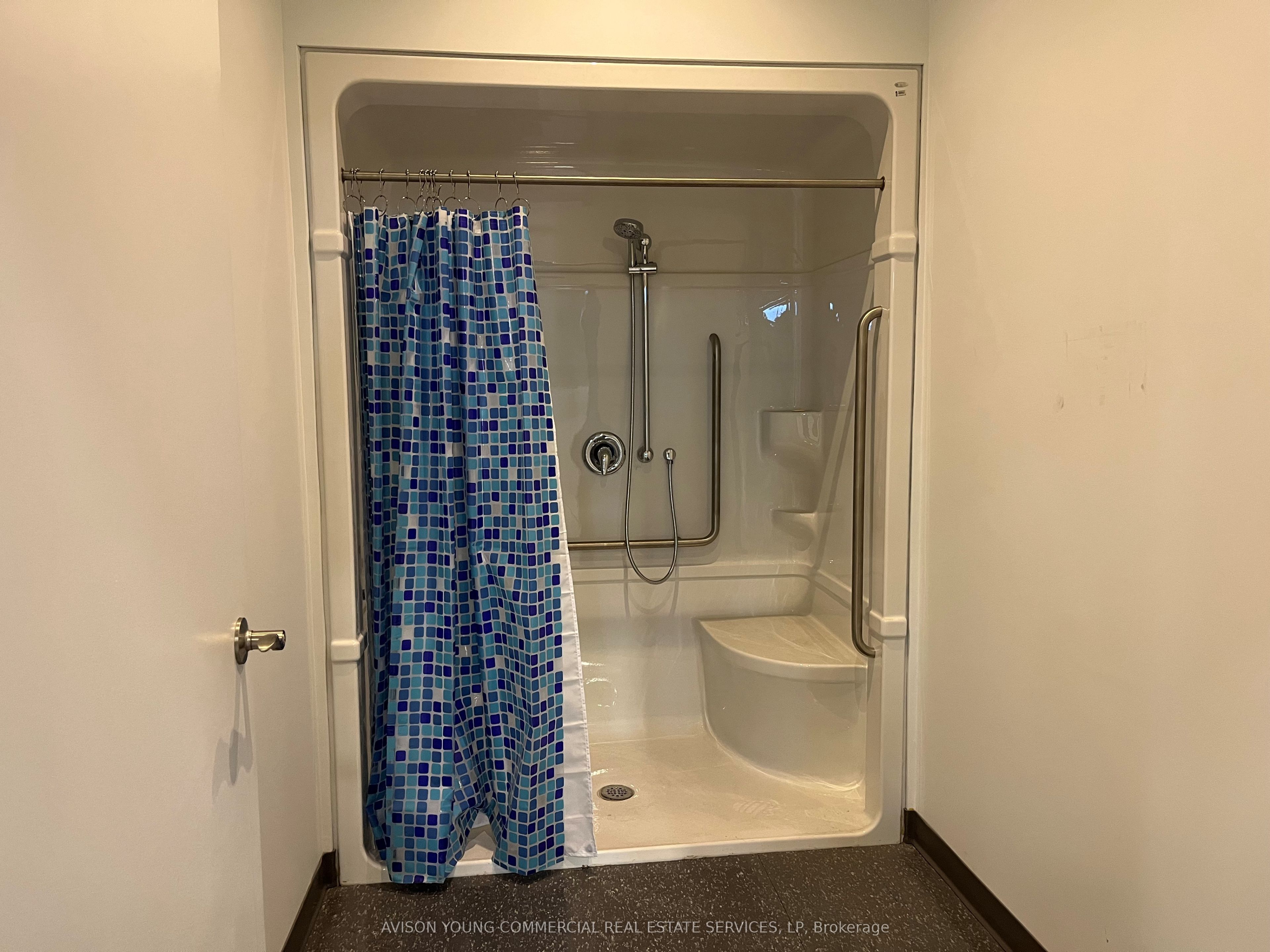 #1 - 3755 Laird Road Property Photo 6