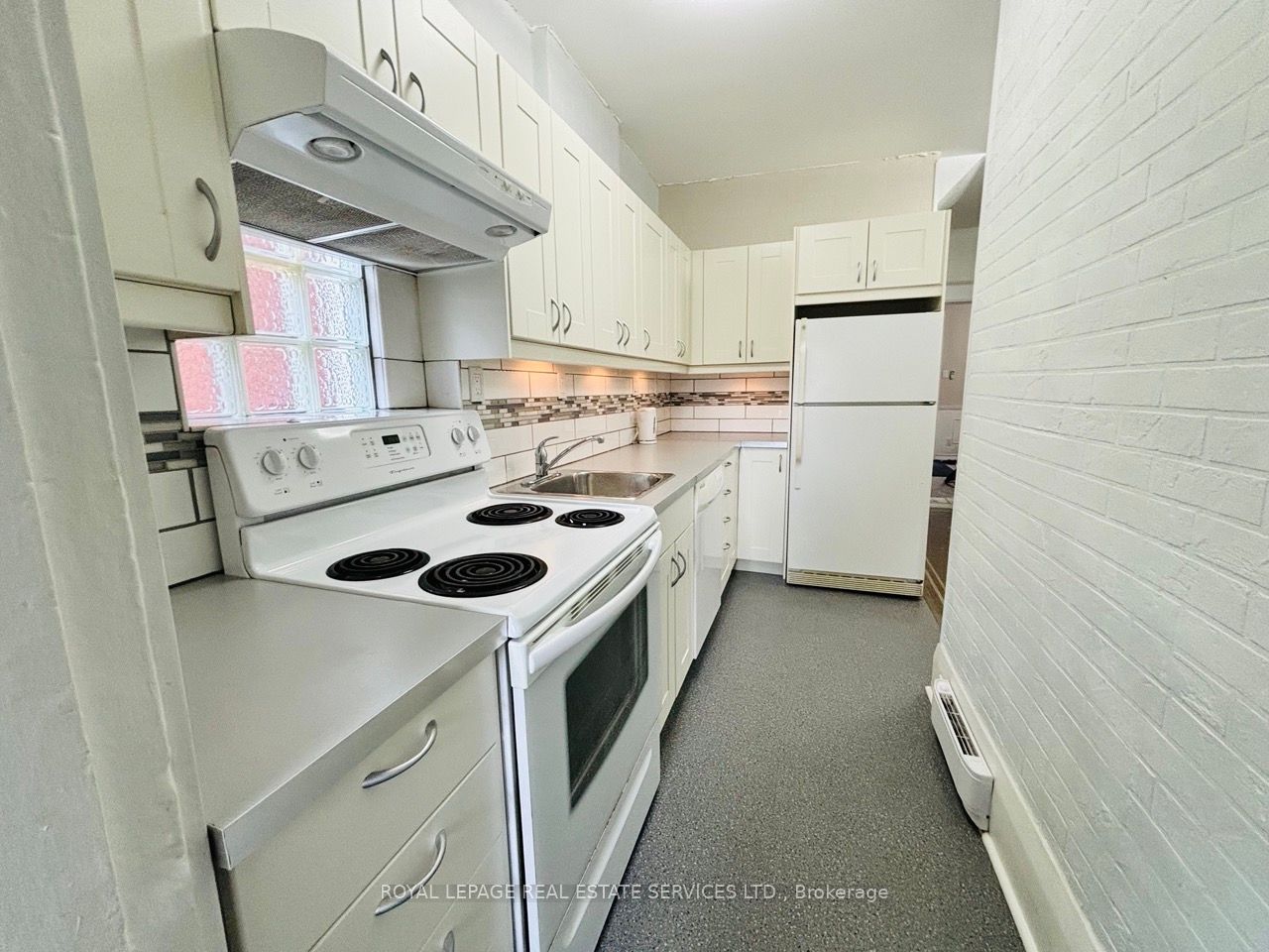 194 Fairview Ave Property Photo 8