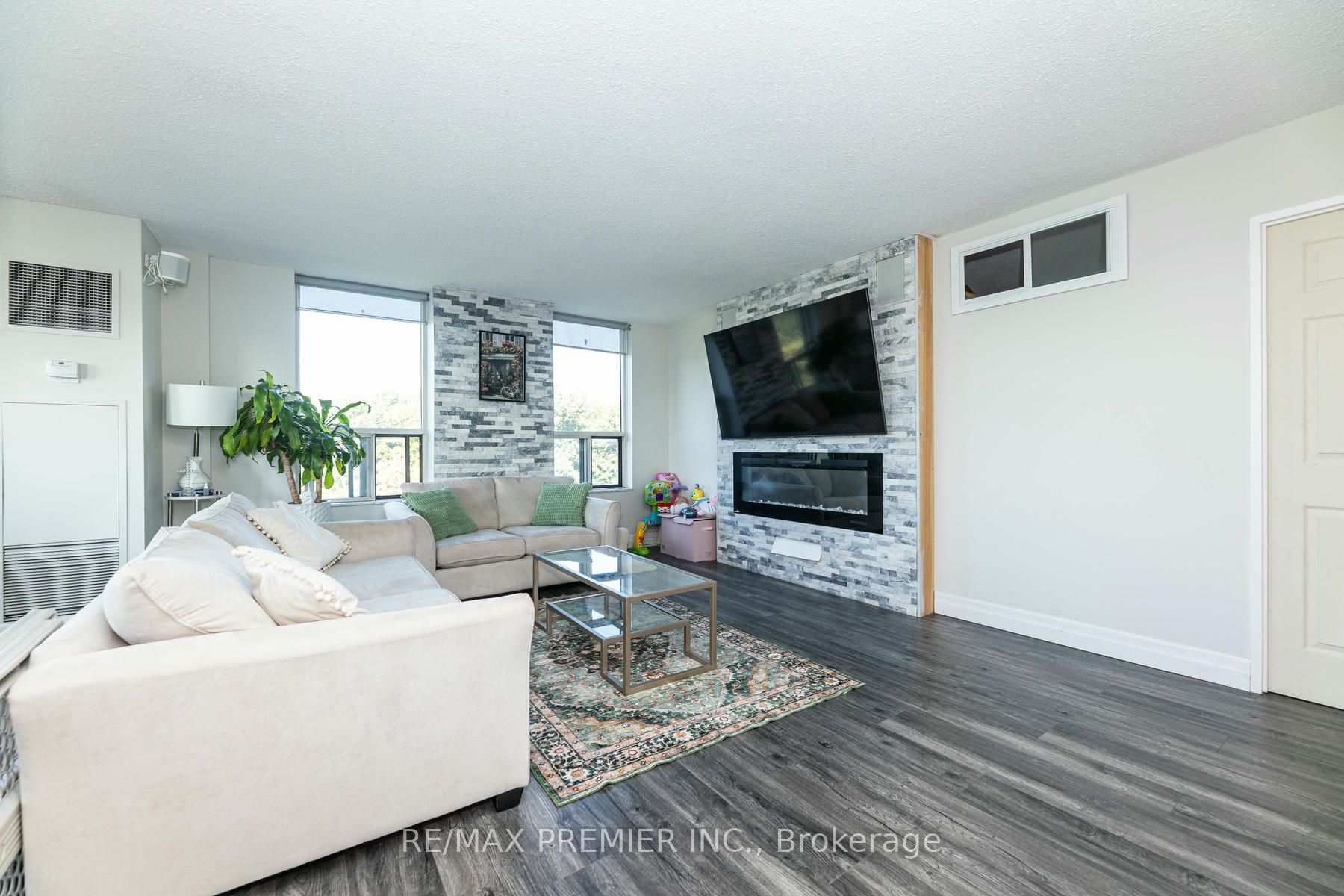 6 Humberline Dr 22 Property Photo 2