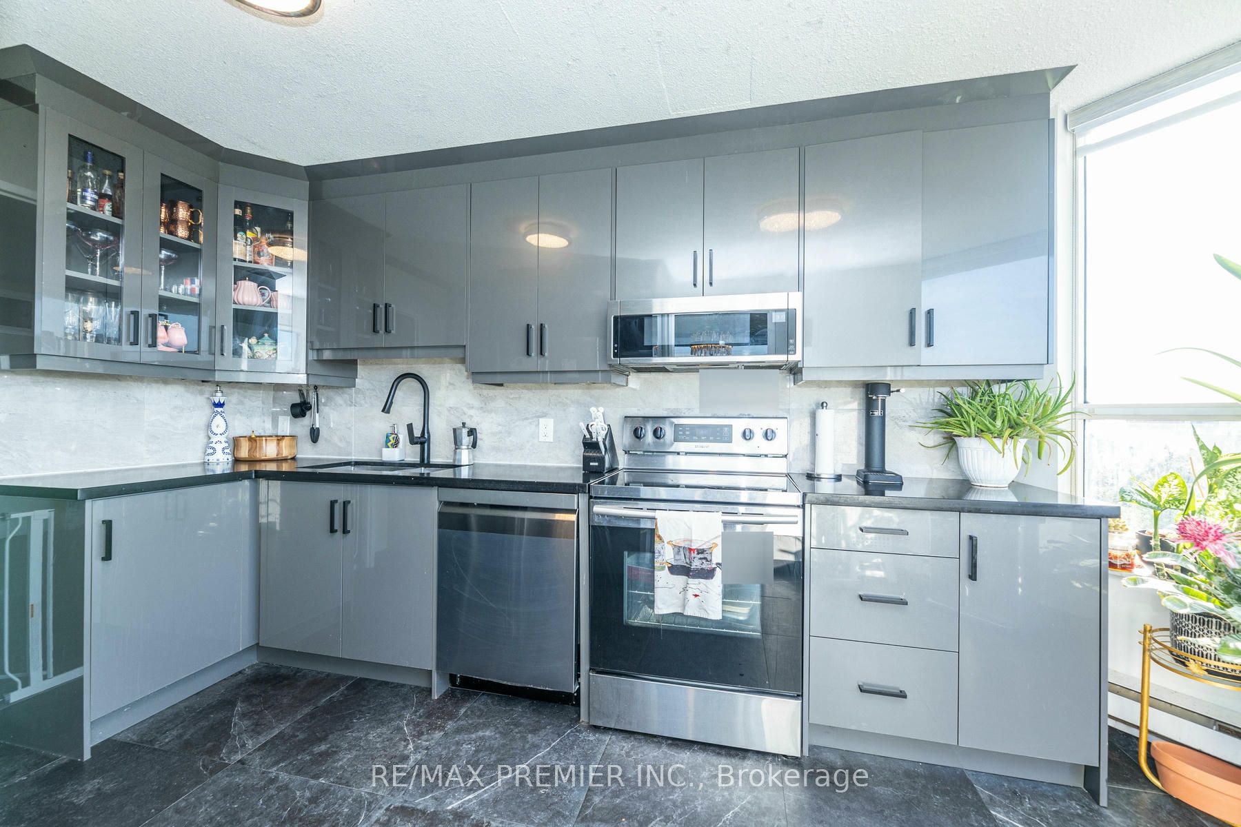 6 Humberline Dr 22 Property Photo 5