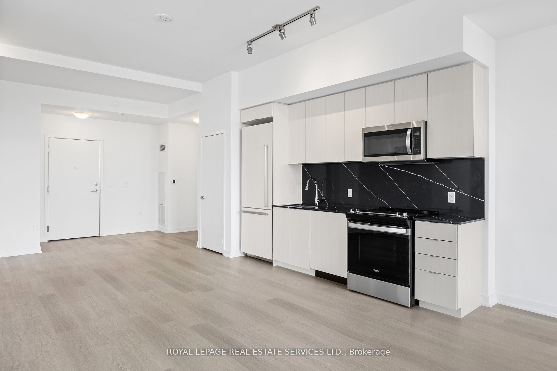 #1106 - 859 The Queensway Property Photo 4