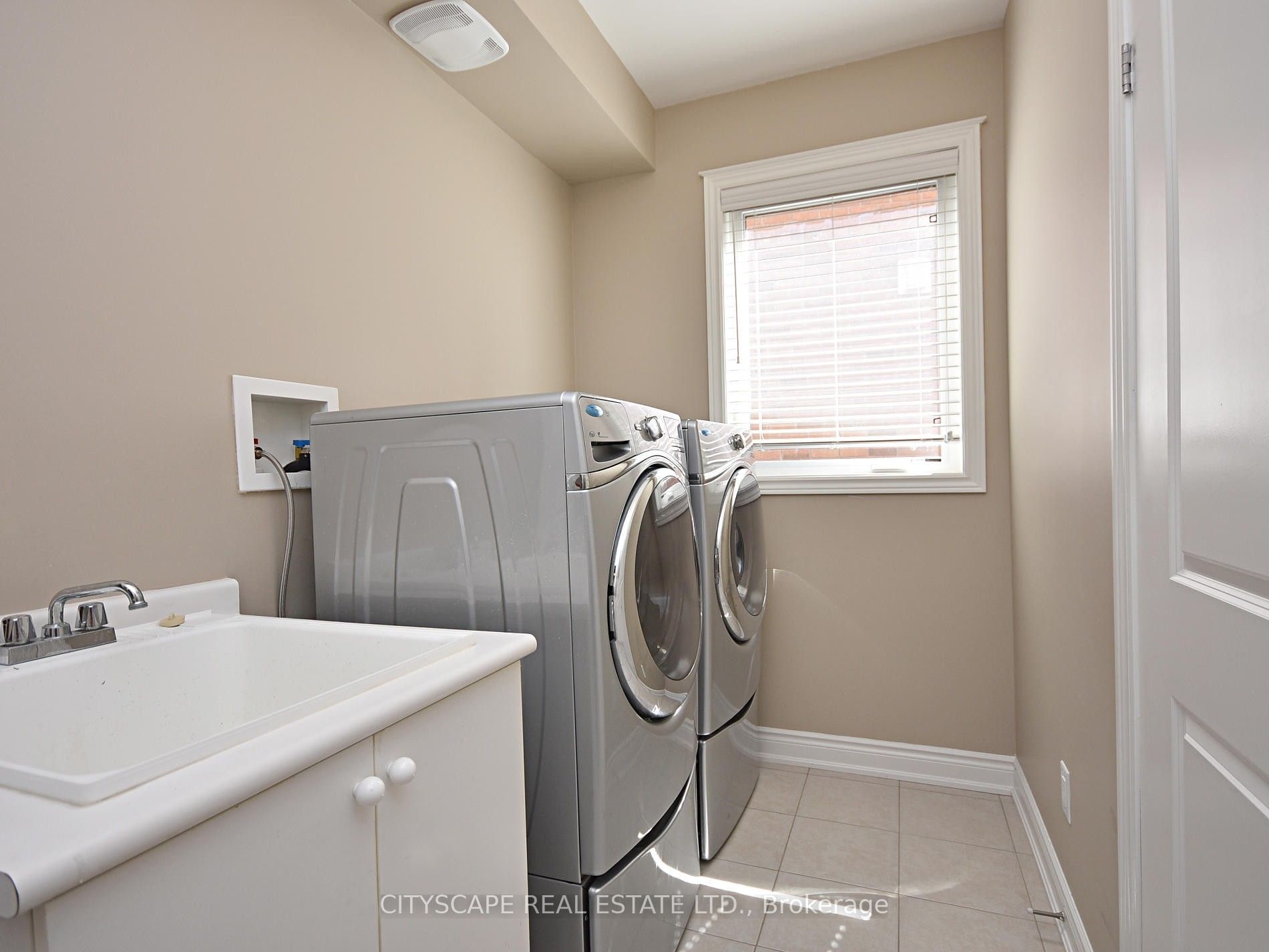 3229 Trailside Dr Property Photo 6