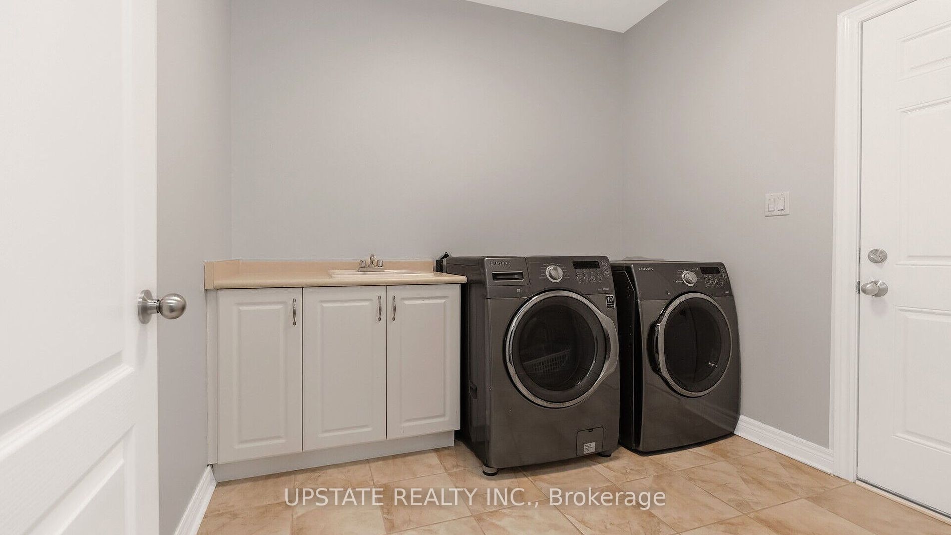 47 Denali Cres Property Photo 8