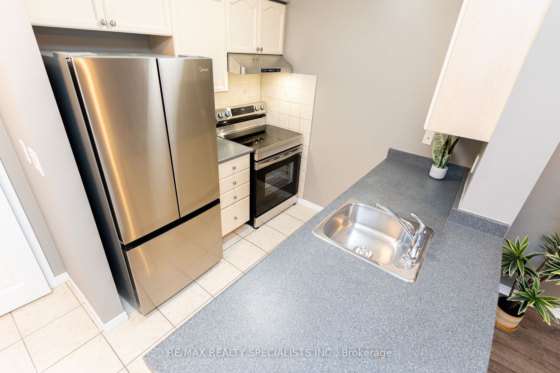 300 Ray Lawson Blvd 707 Property Photo 13