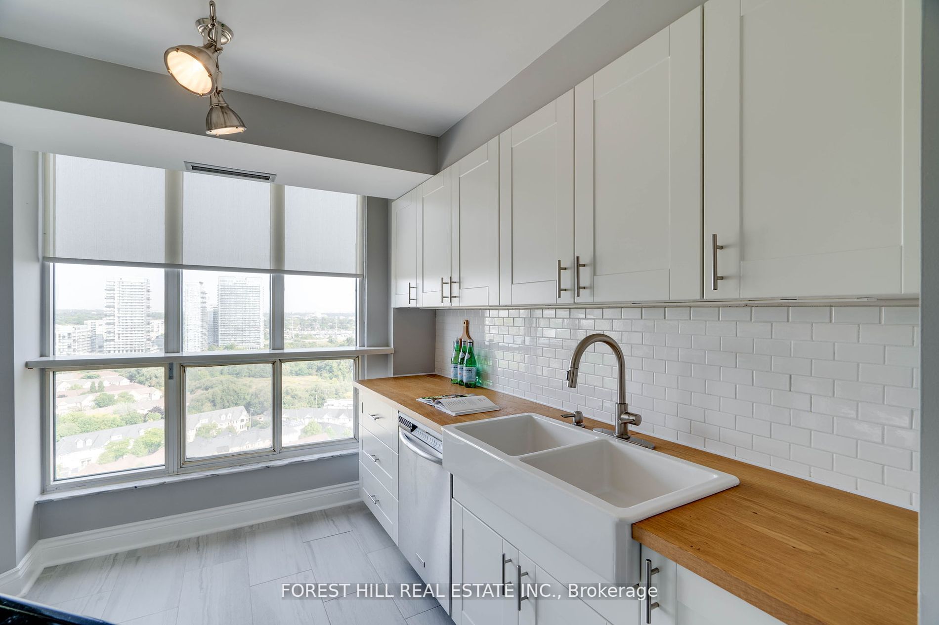 2285 Lake Shore Blvd W 3 Property Photo 2