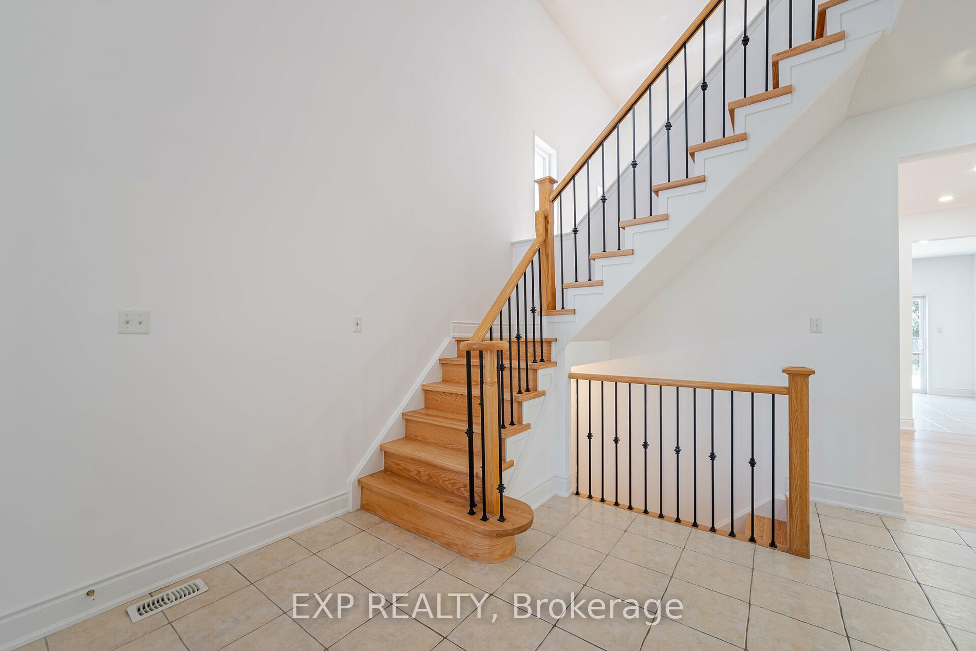 1002 Vickerman Way Property Photo 9