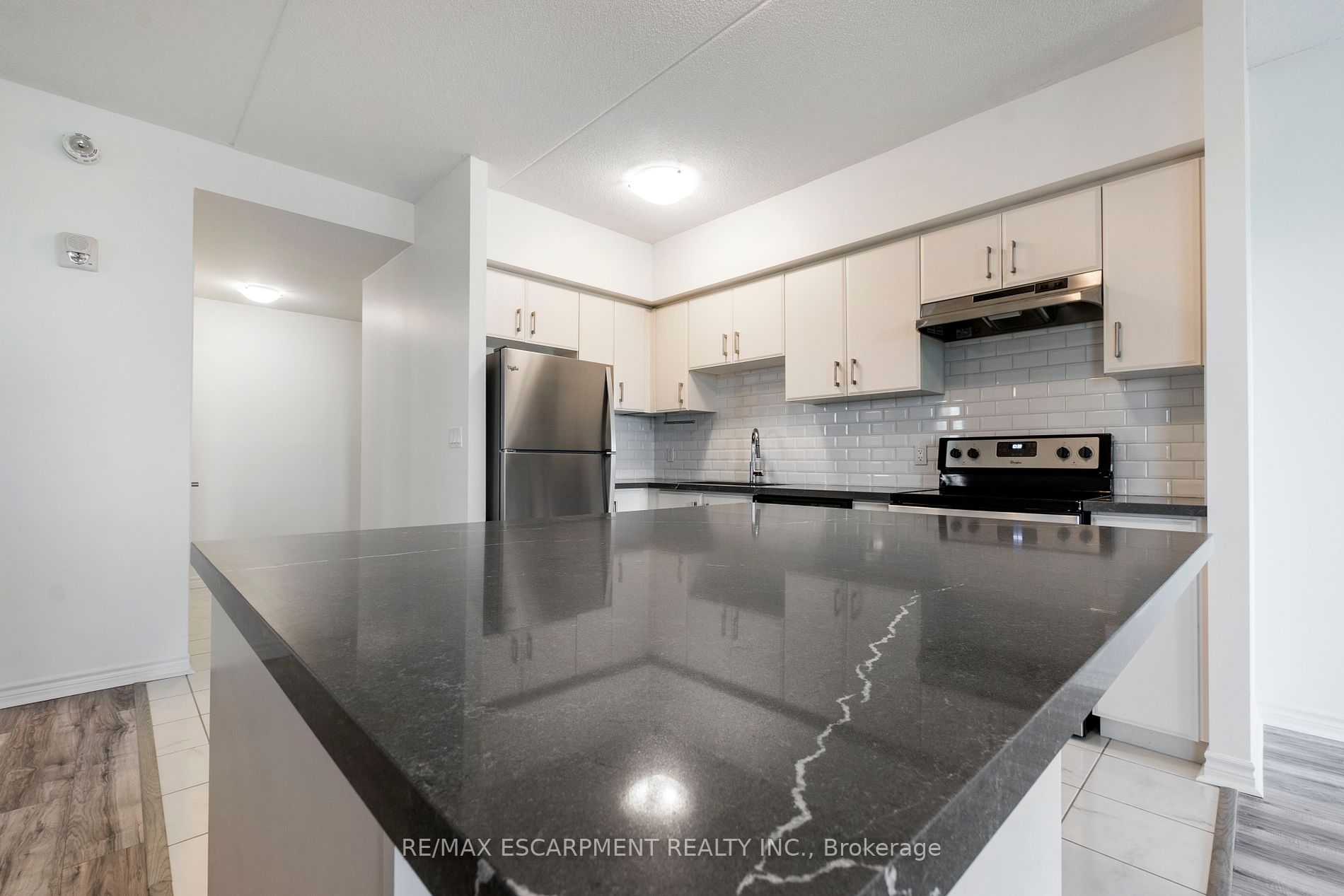 630 Sauve St 301 Property Photo 3