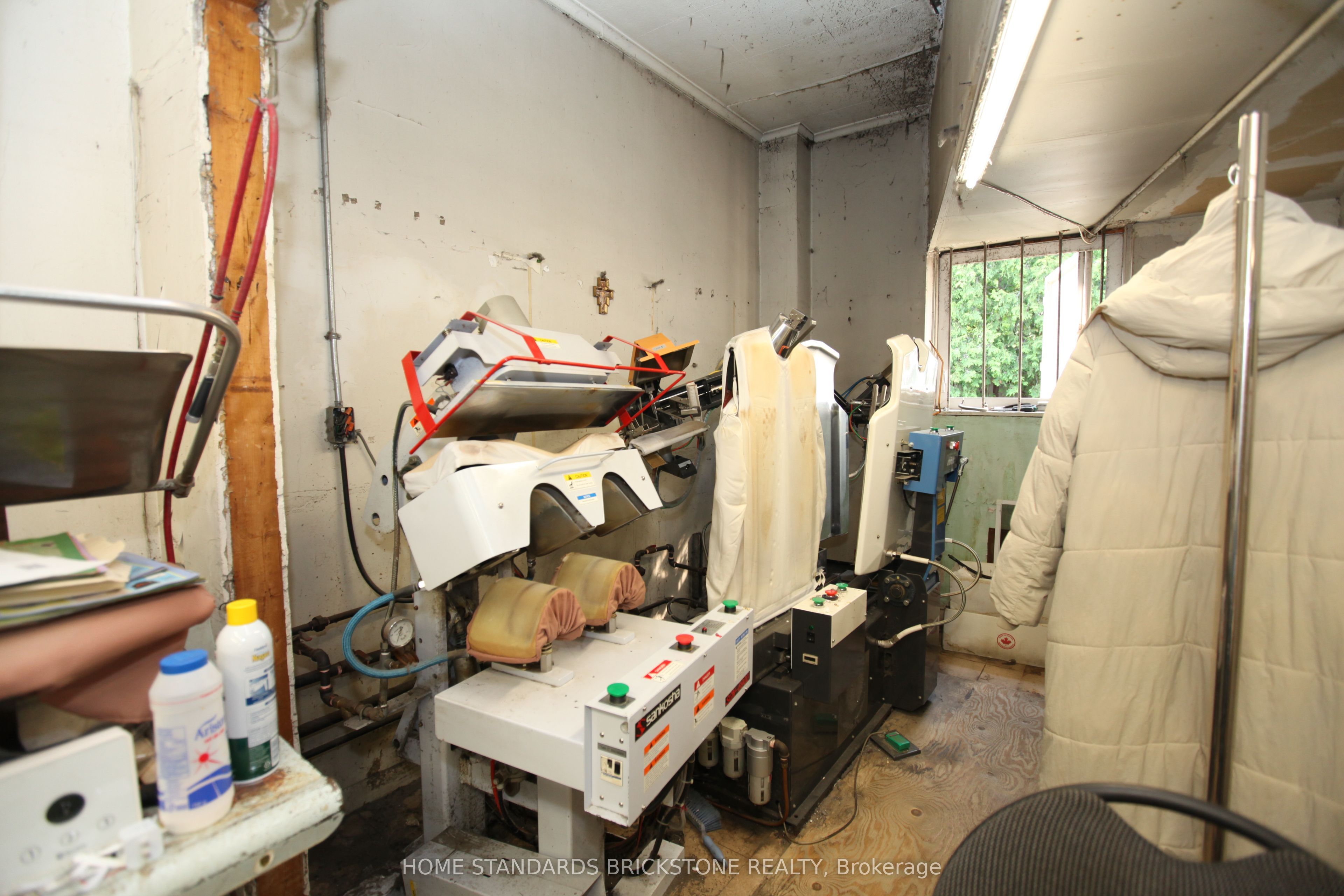 3834a Bloor Street Property Photo 6