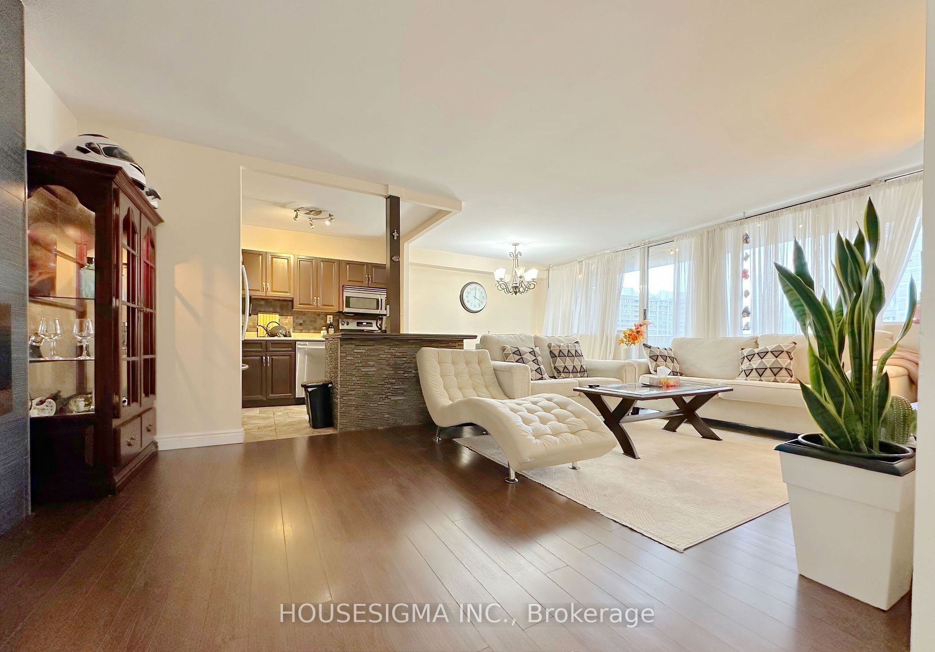 3590 Kaneff Cres 13 Property Photo