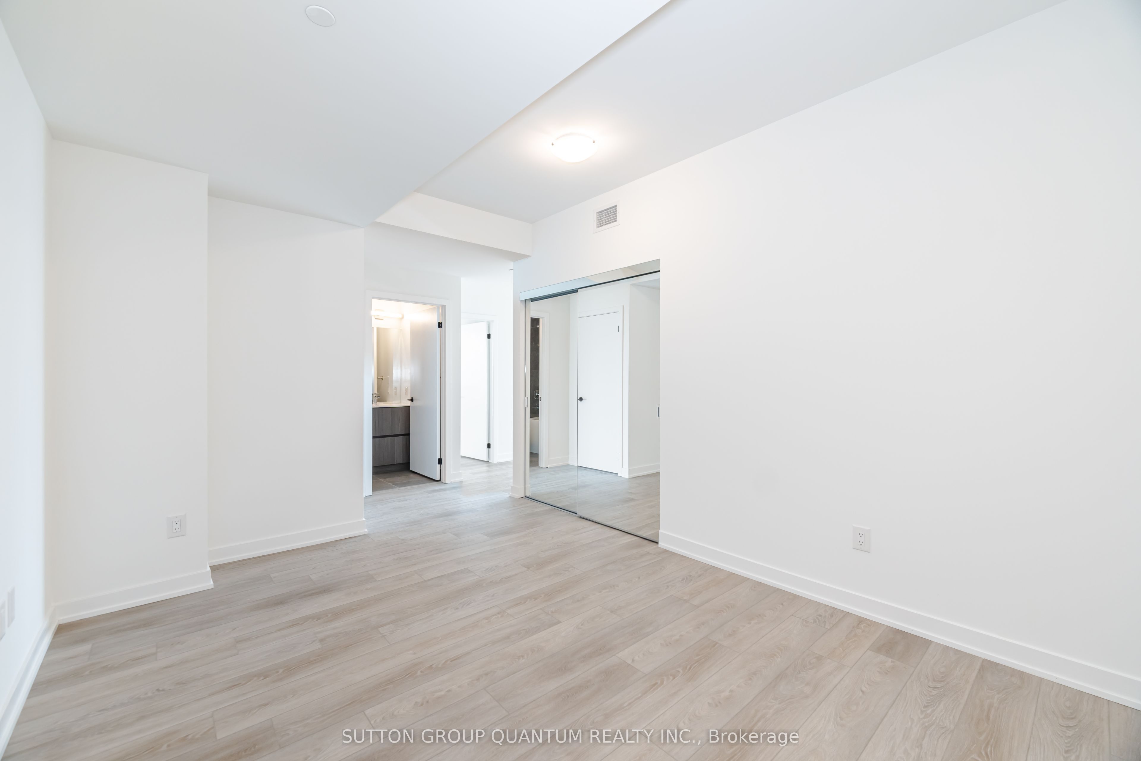 #1305 - 220 Missinnihe Way Property Photo 5