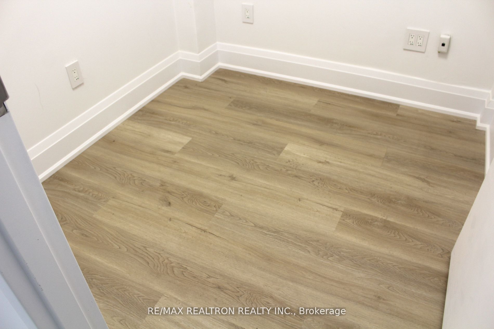 1 De Boers Dr Property Photo 2
