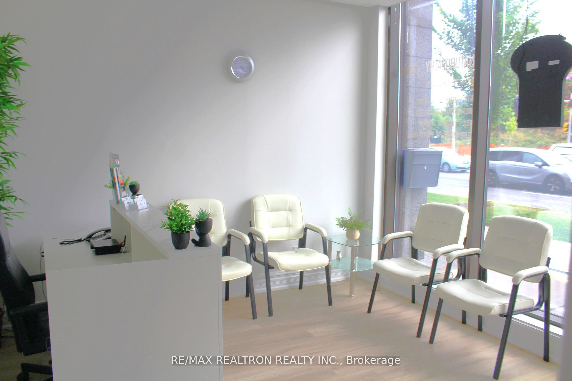 1 De Boers Dr Property Photo 4