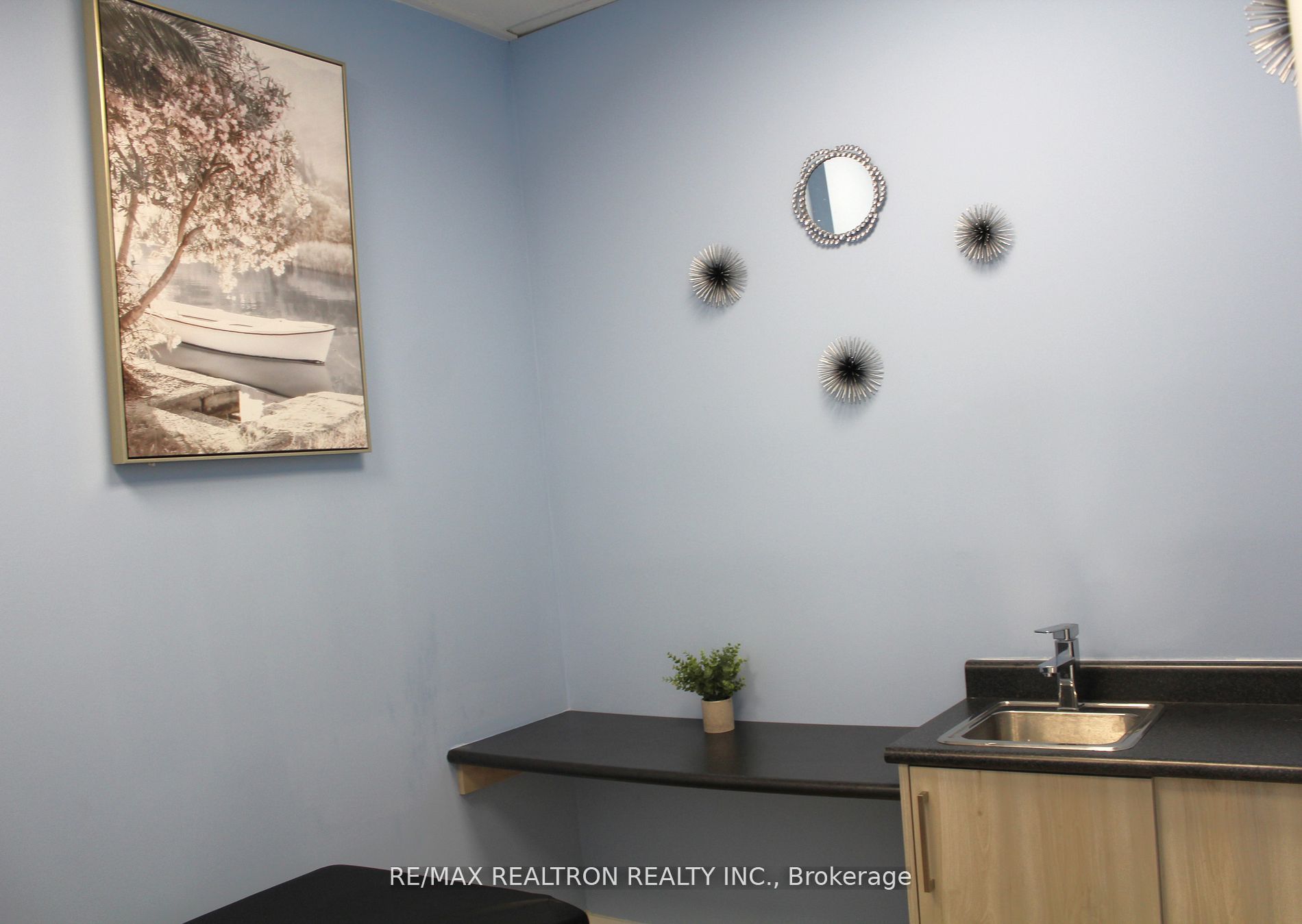 1 De Boers Dr Property Photo 9