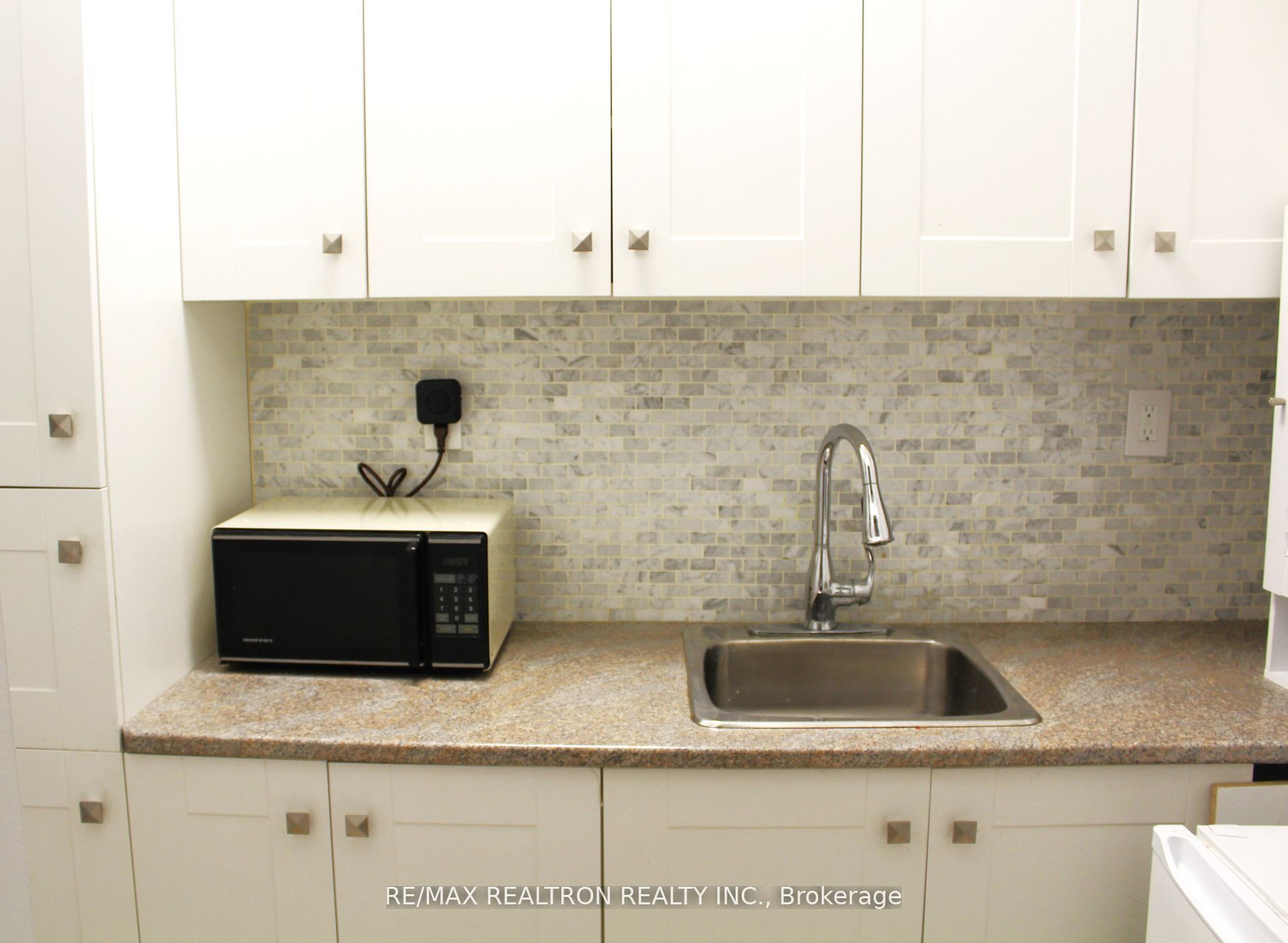 1 De Boers Dr Property Photo 15