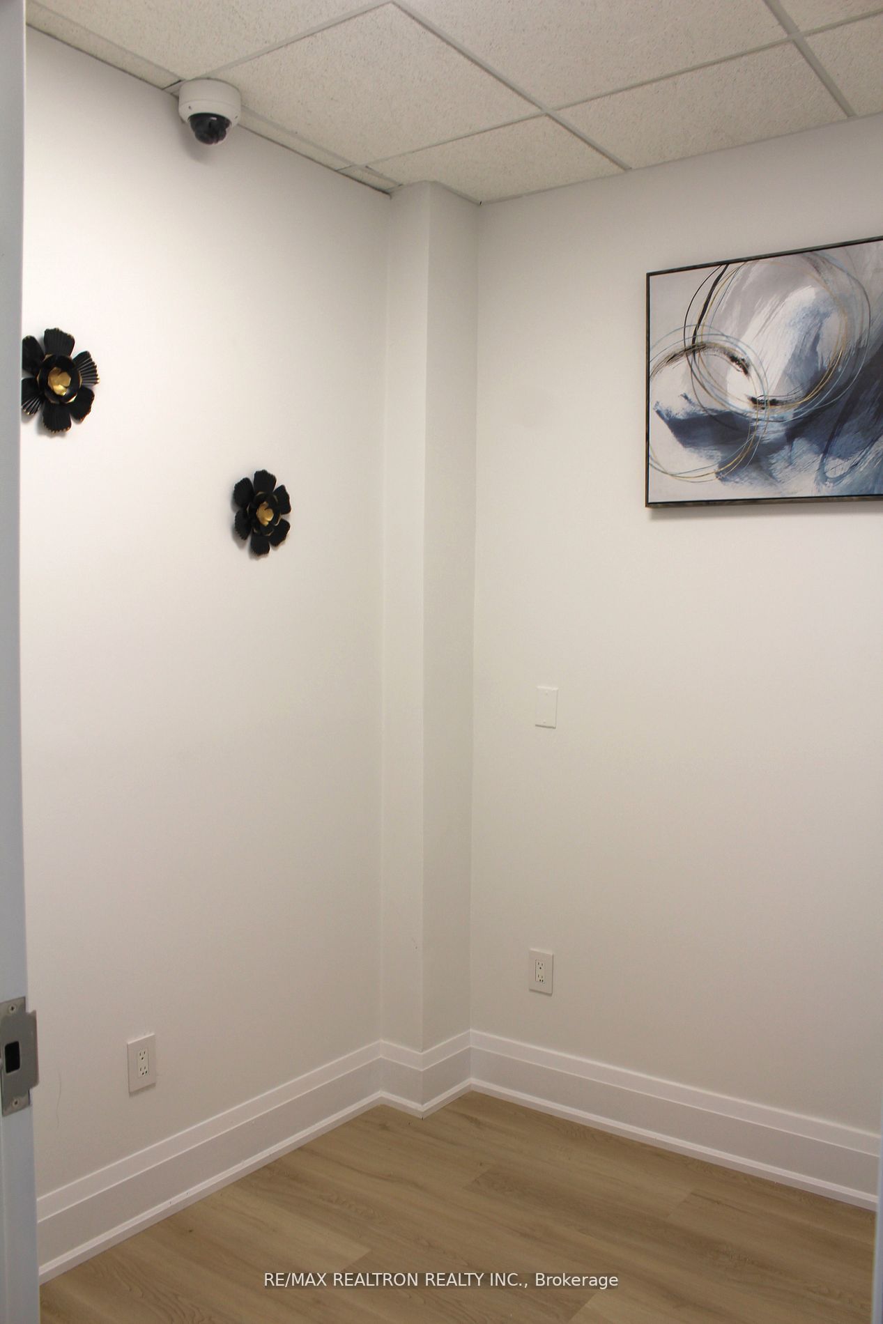 1 De Boers Dr Property Photo 25
