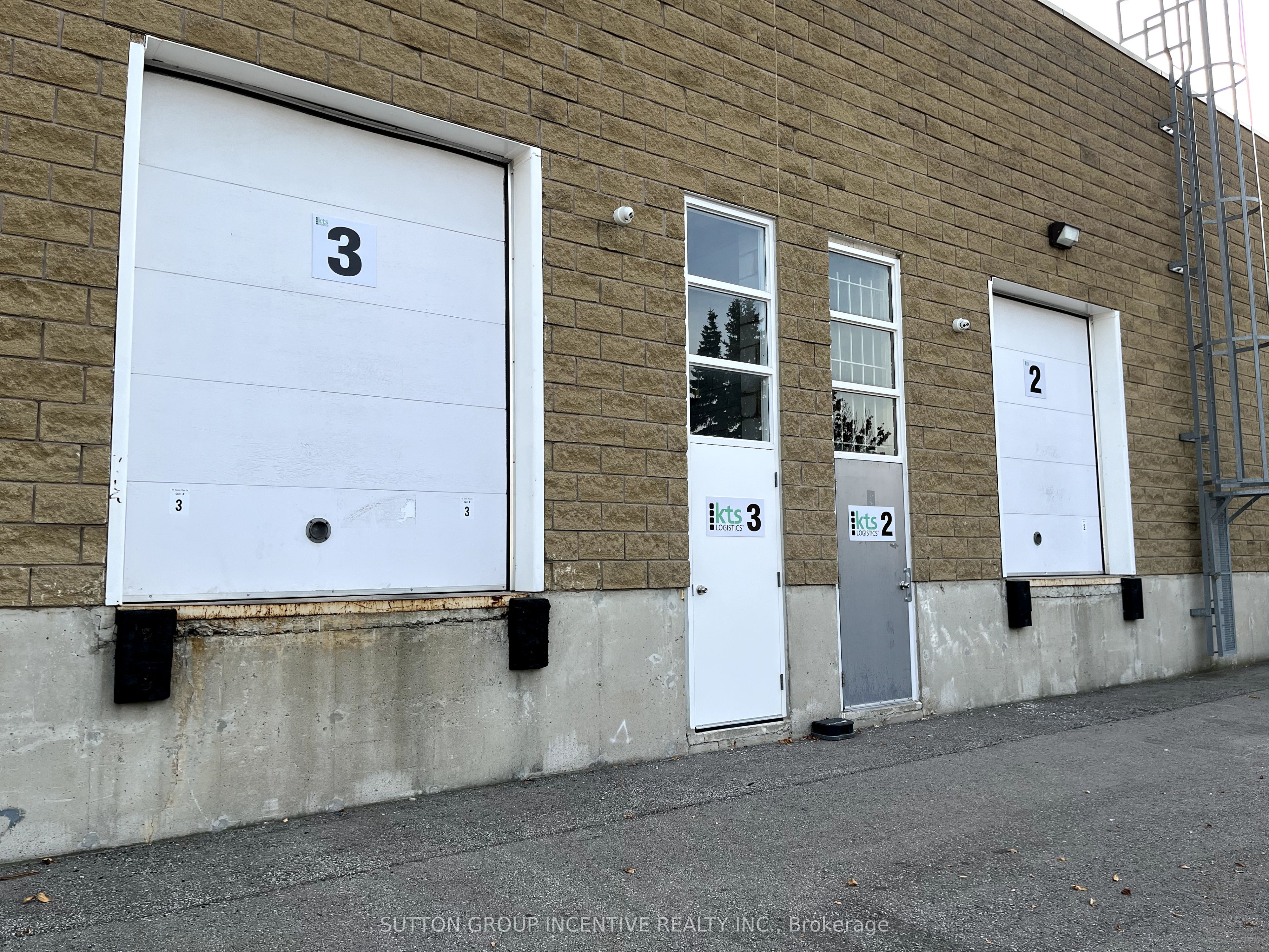#3 - 53 Queens Plate Drive Property Photo 3