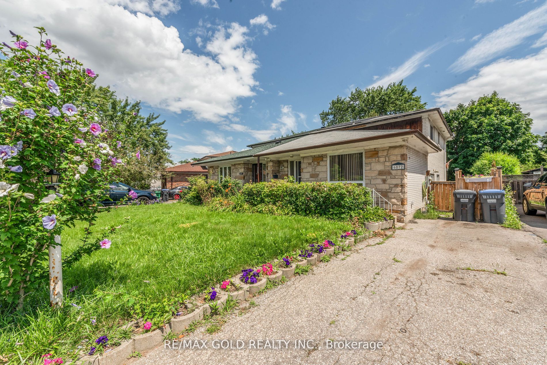 6872 Darcel Ave Property Photo