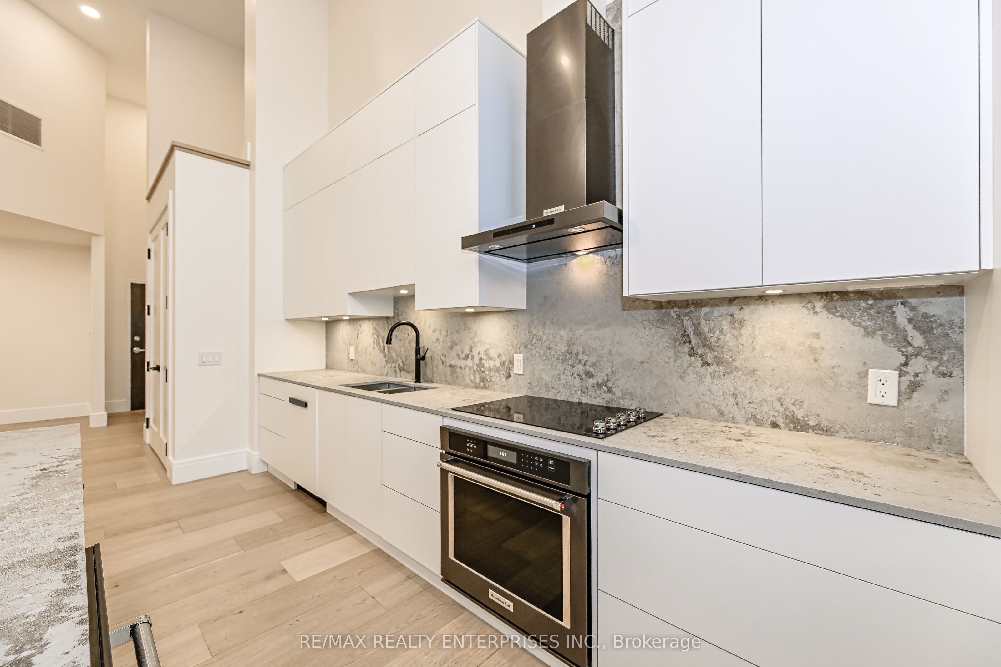 #ph05 - 112 King Street Property Photo 6