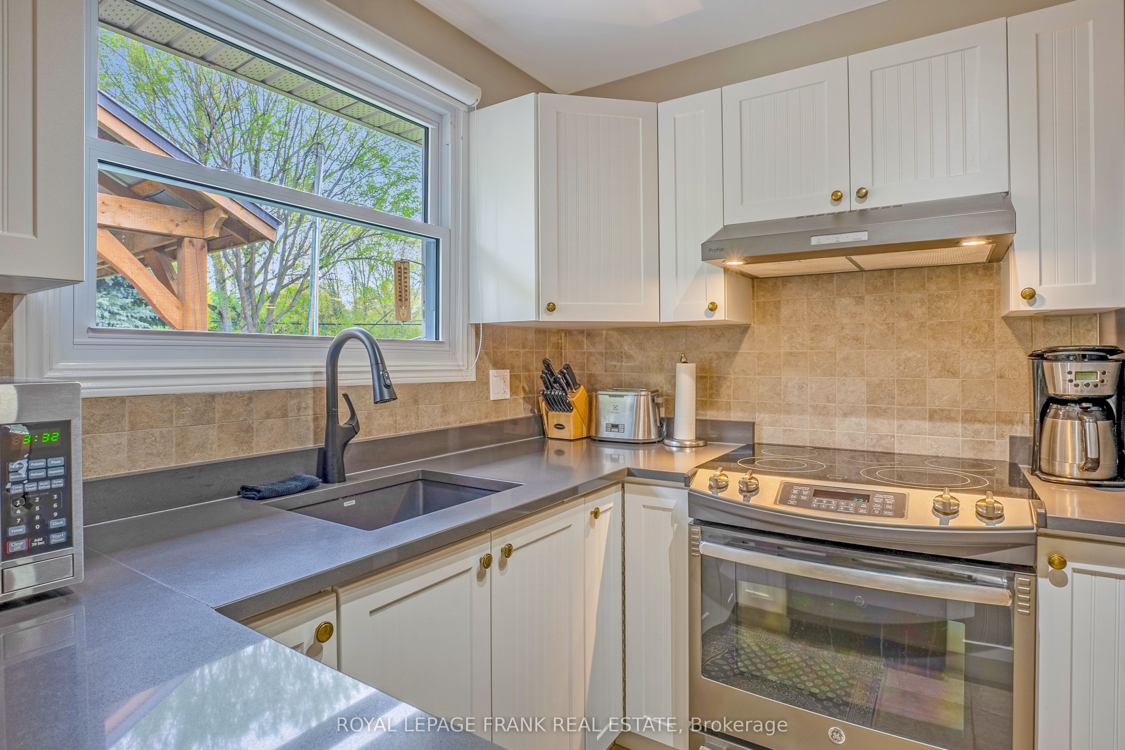 6 Ellard Court Property Photo 4