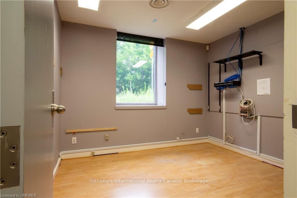 185 Young St Property Photo 2