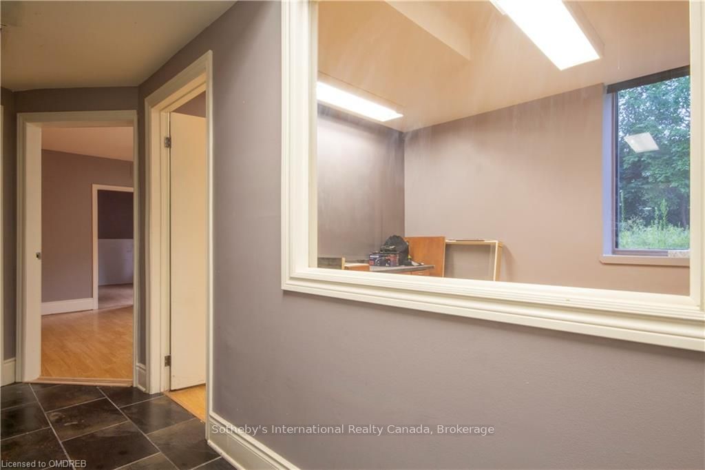 185 Young St Property Photo 3