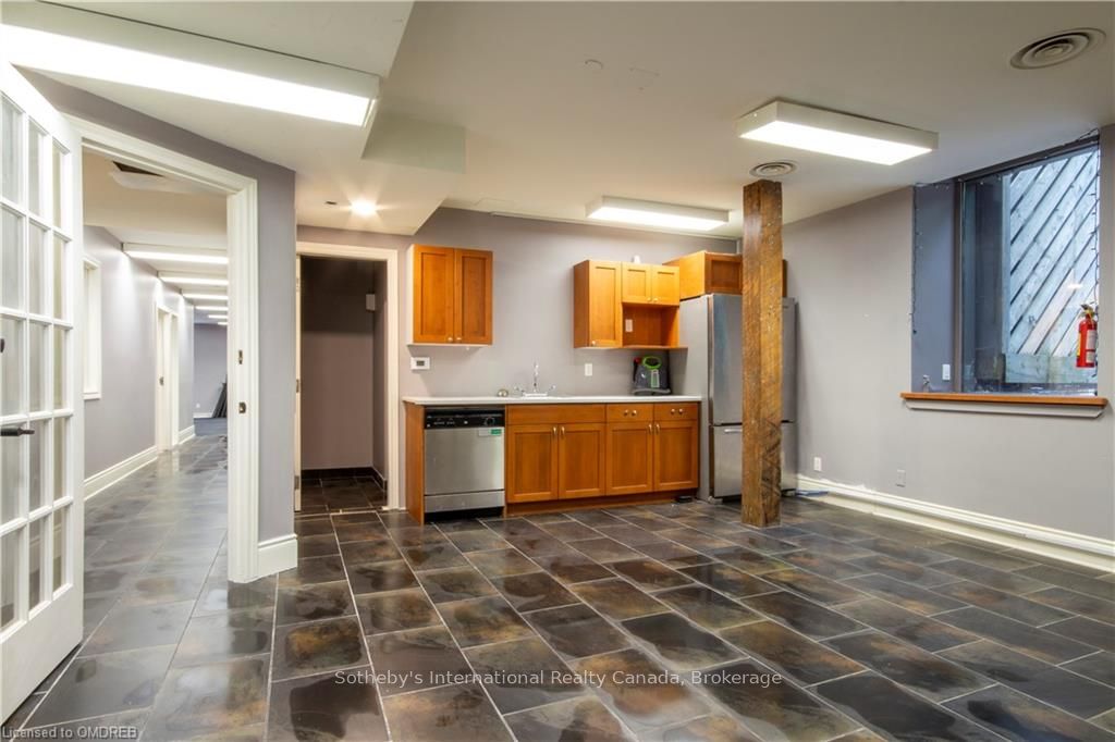 185 Young St Property Photo 6