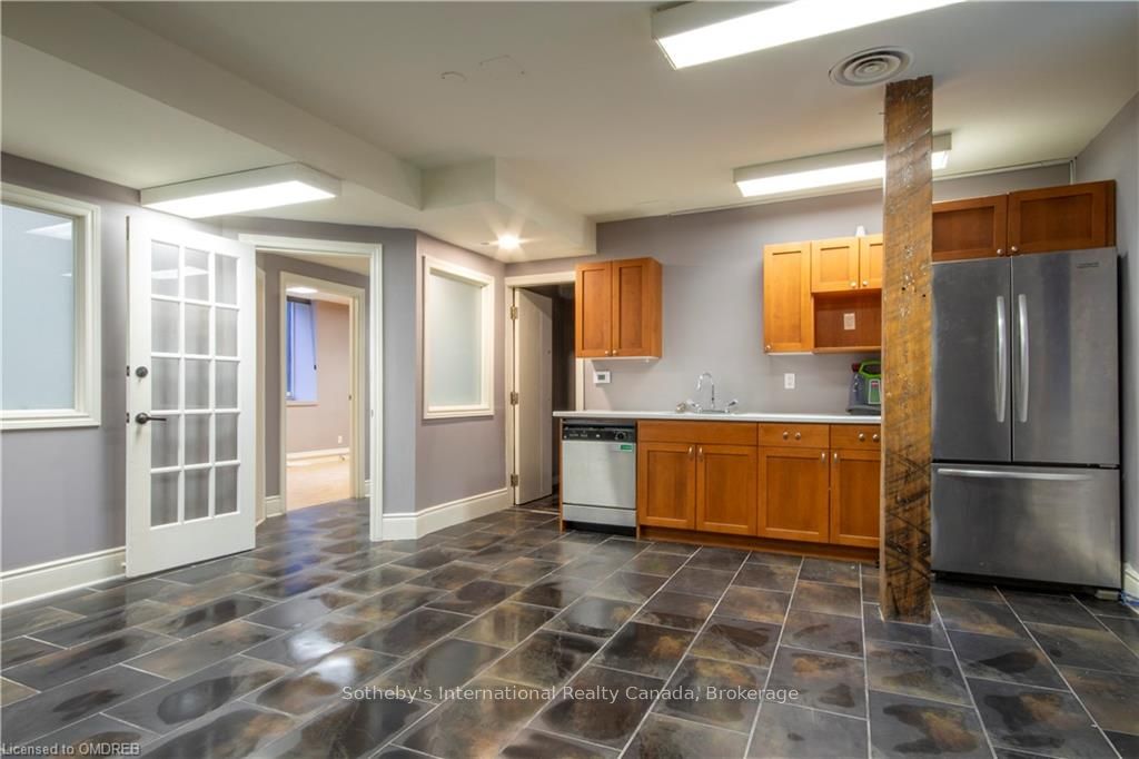 185 Young St Property Photo 7