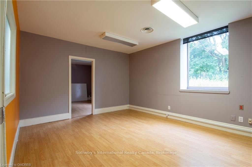 185 Young St Property Photo 8