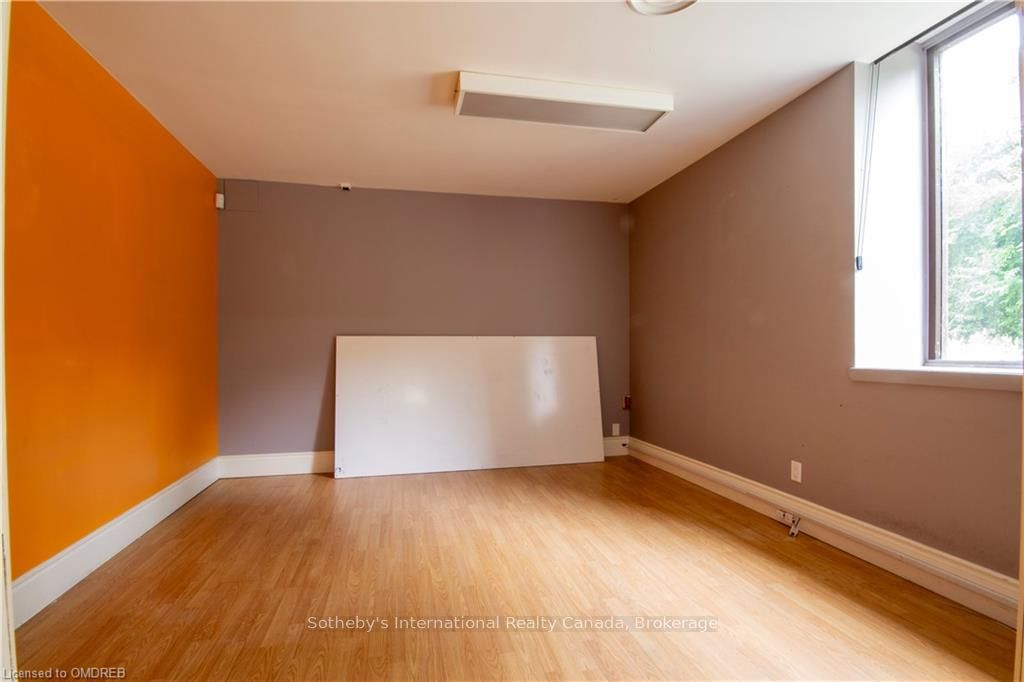 185 Young St Property Photo 9