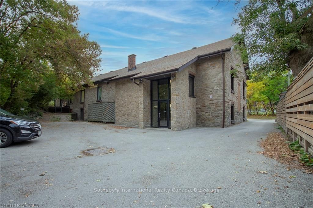185 Young St Property Photo 14