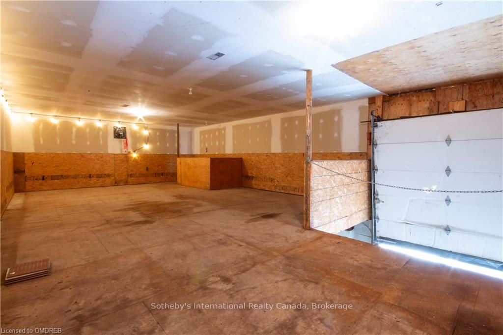 219 James St N Property Photo 2