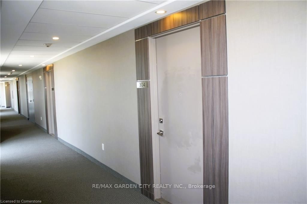 #304 - 560 North Service Road Property Photo 7