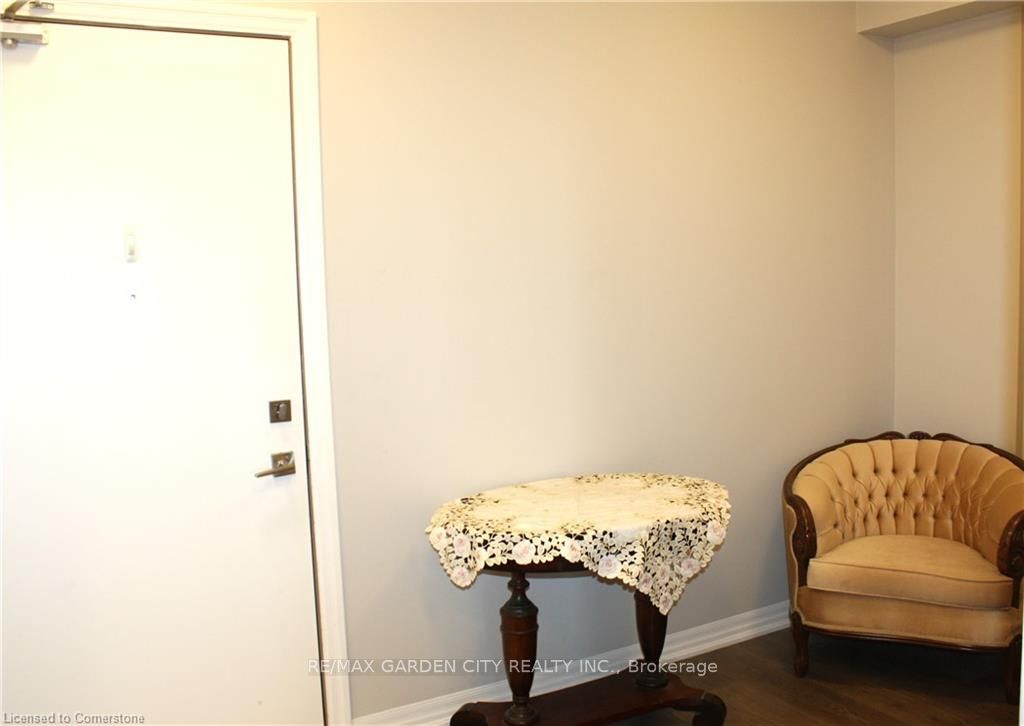 #304 - 560 North Service Road Property Photo 8