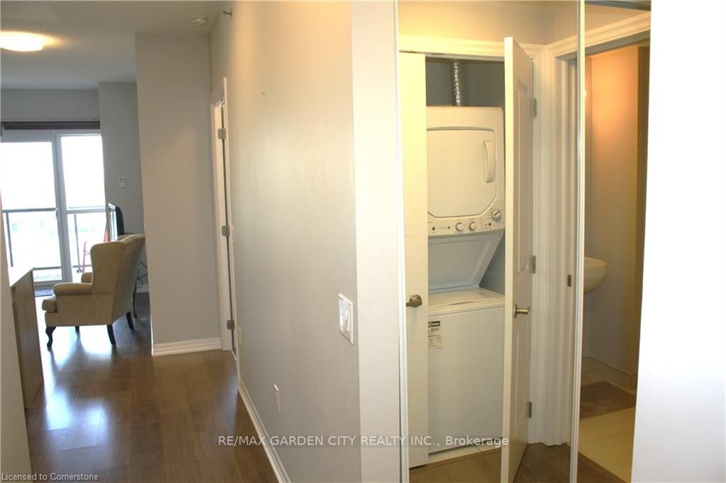 #304 - 560 North Service Road Property Photo 10