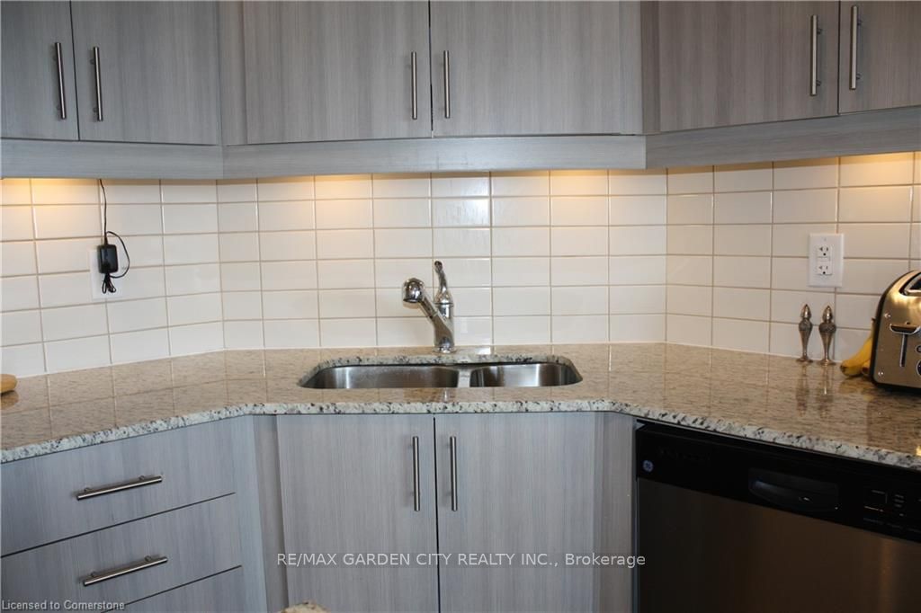 #304 - 560 North Service Road Property Photo 11