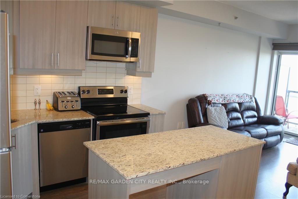 #304 - 560 North Service Road Property Photo 12