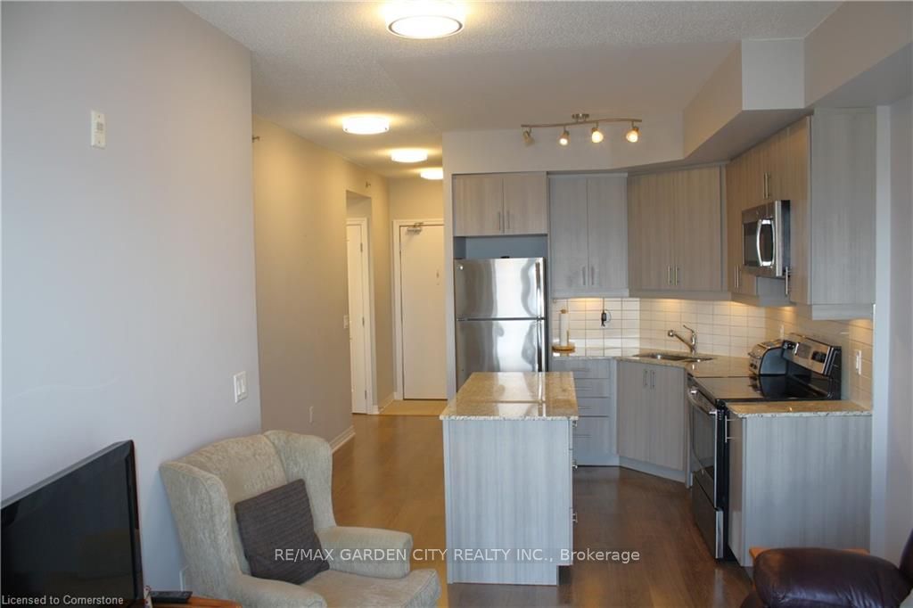 #304 - 560 North Service Road Property Photo 14