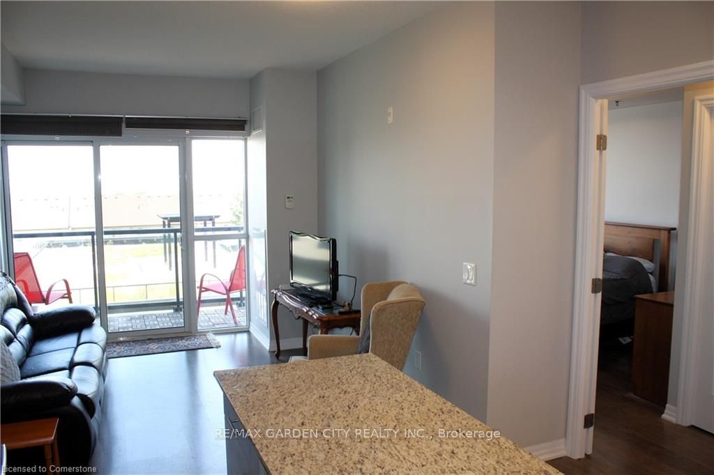 #304 - 560 North Service Road Property Photo 16