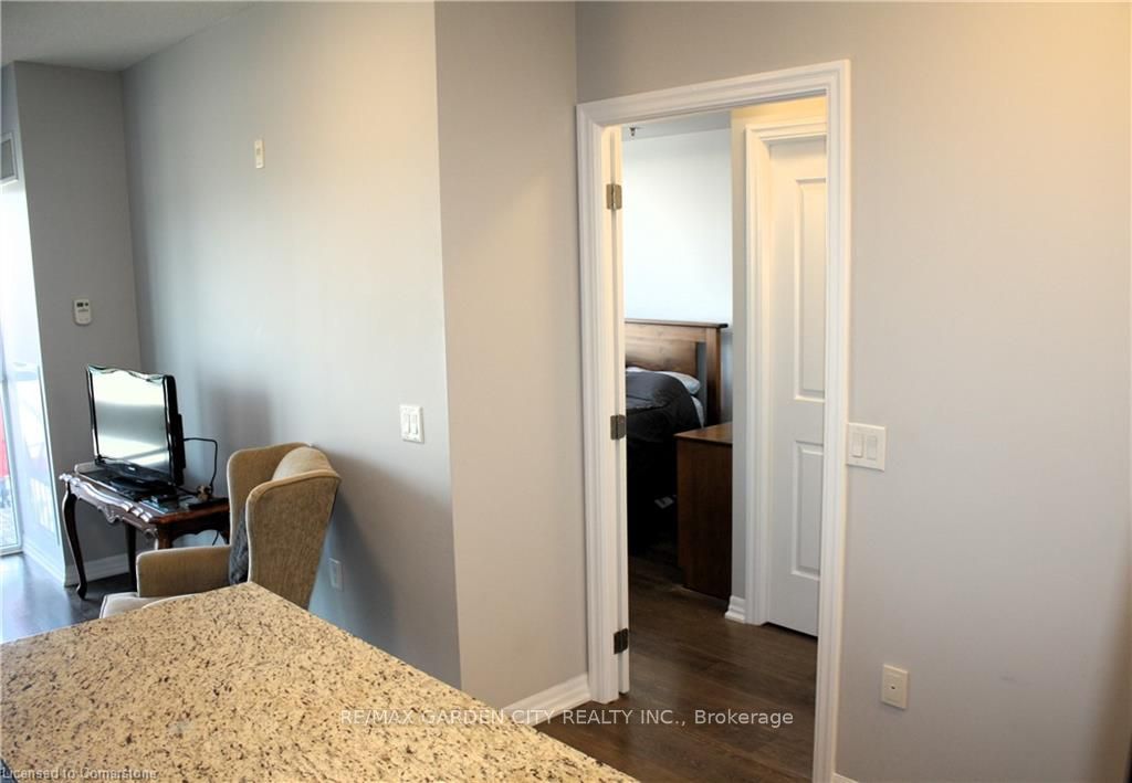 #304 - 560 North Service Road Property Photo 17