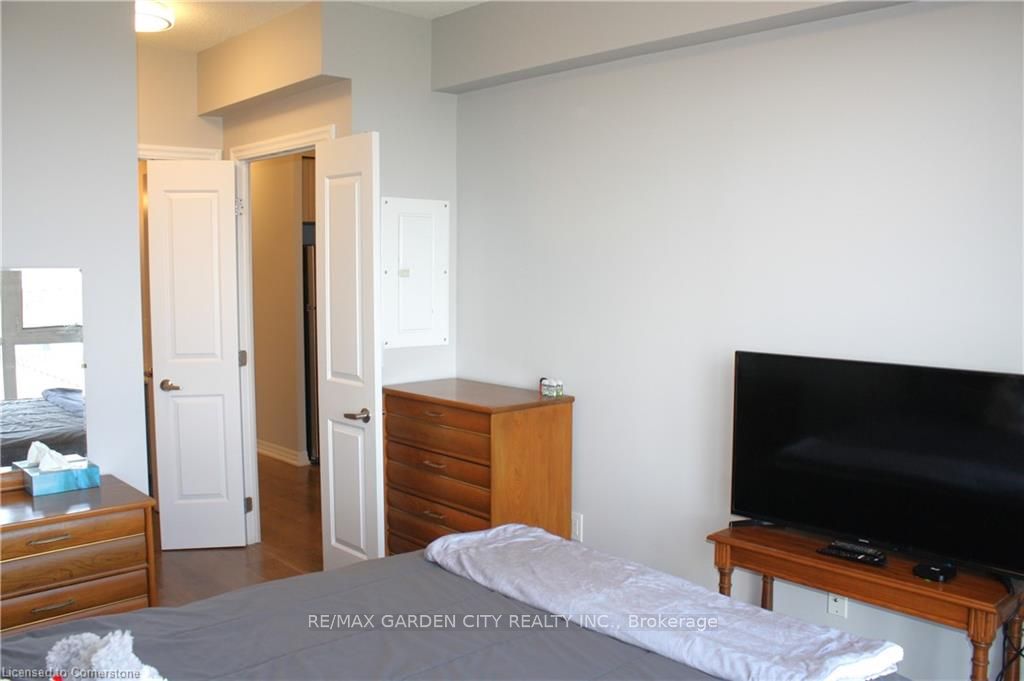 #304 - 560 North Service Road Property Photo 19