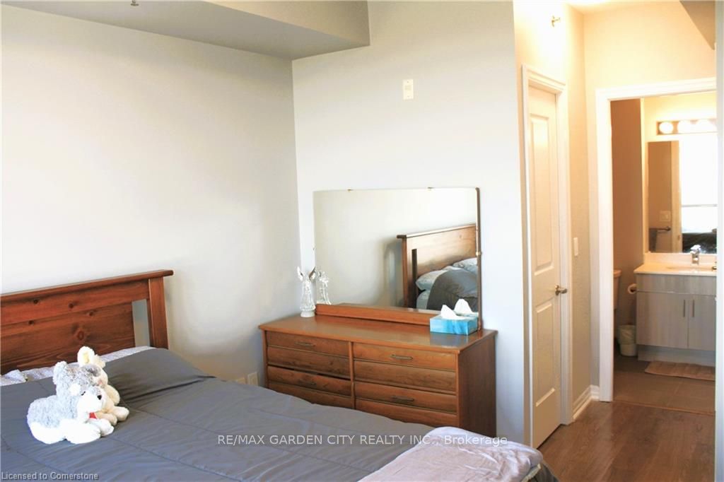 #304 - 560 North Service Road Property Photo 20