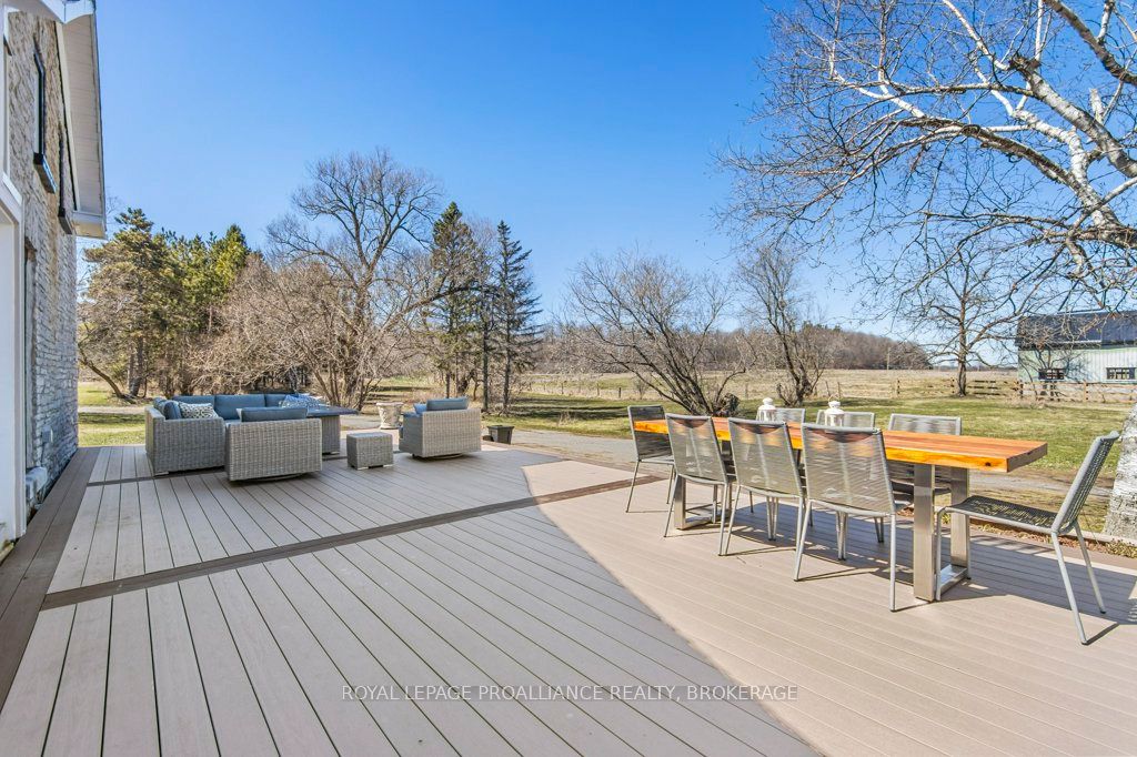 2478 Middle Road Property Photo 4