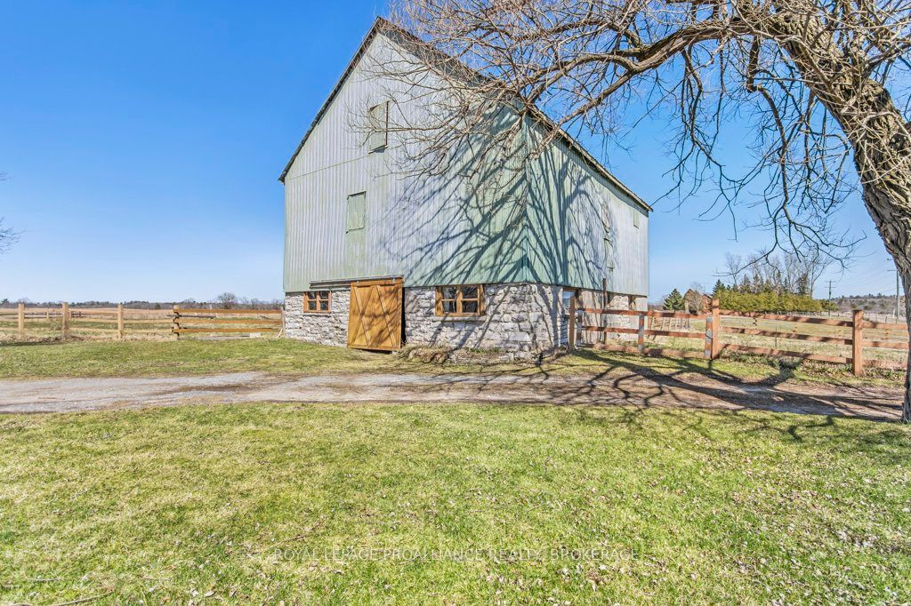 2478 Middle Road Property Photo 5