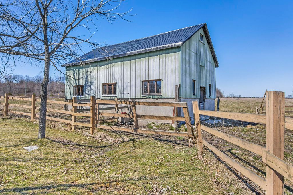 2478 Middle Road Property Photo 6