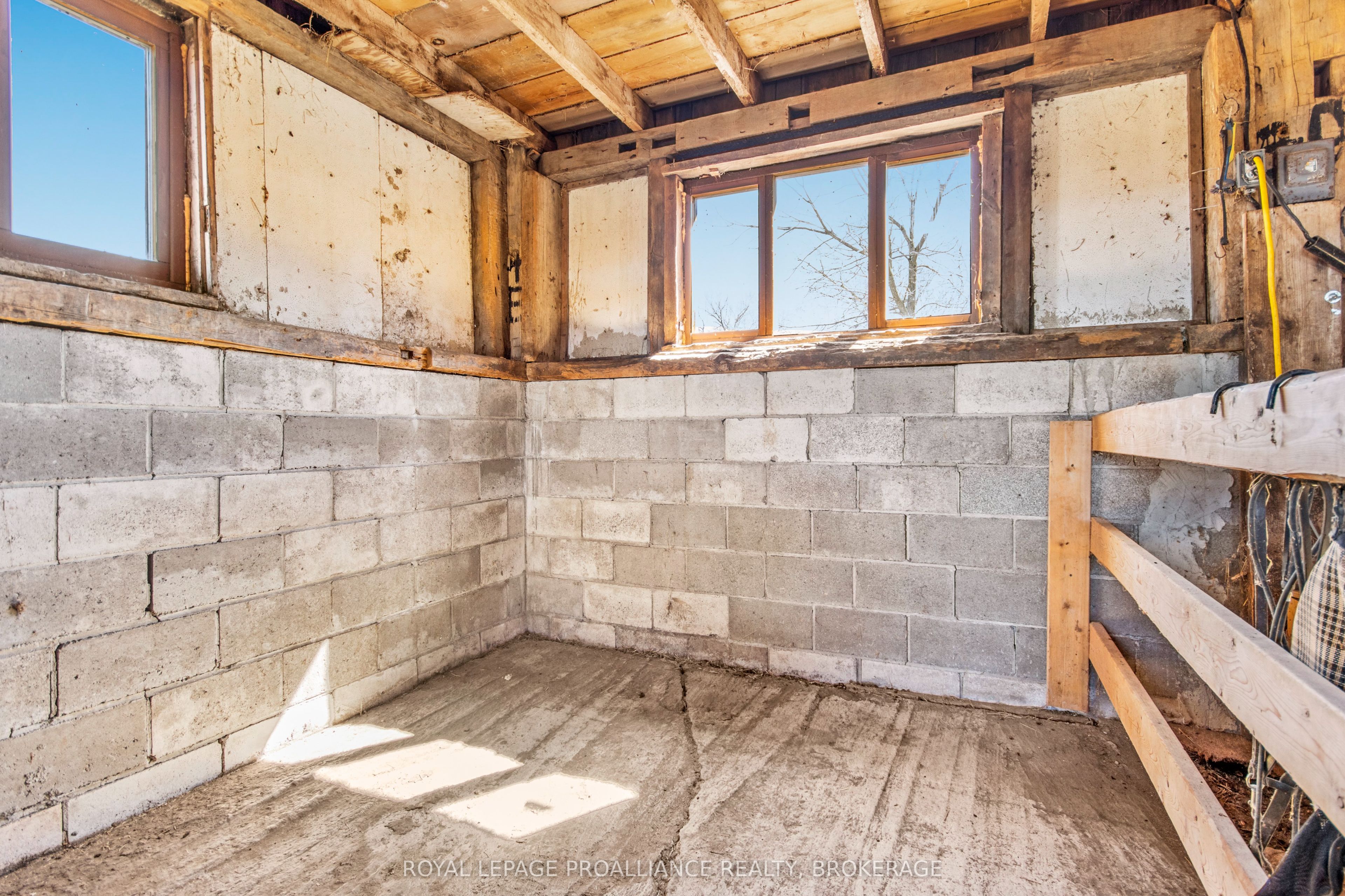 2478 Middle Road Property Photo 8