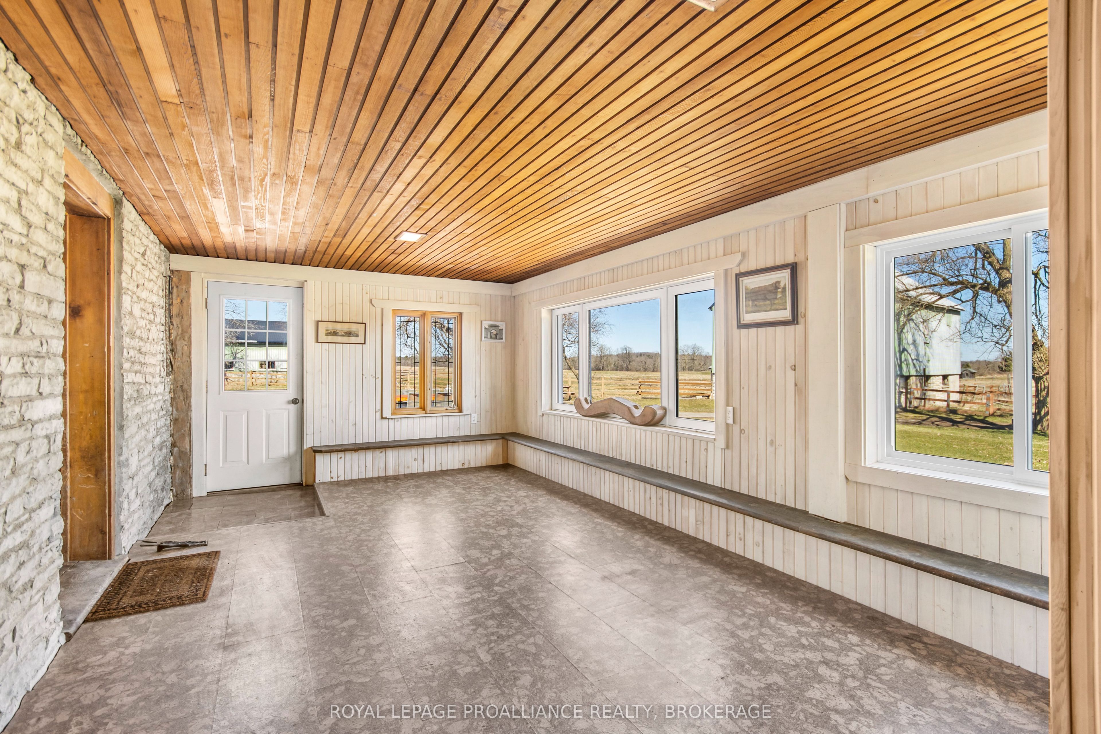 2478 Middle Road Property Photo 33