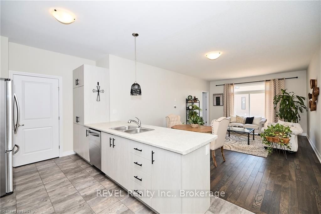 #11 - 4311 Mann Street Property Photo 8