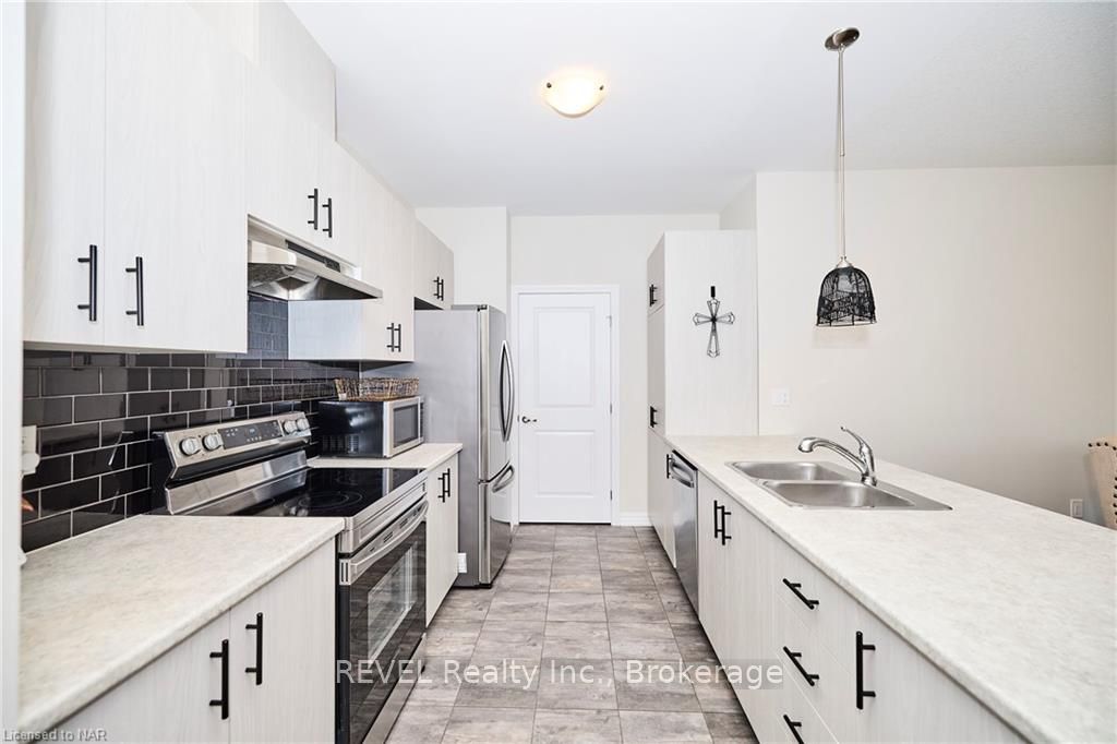 #11 - 4311 Mann Street Property Photo 9