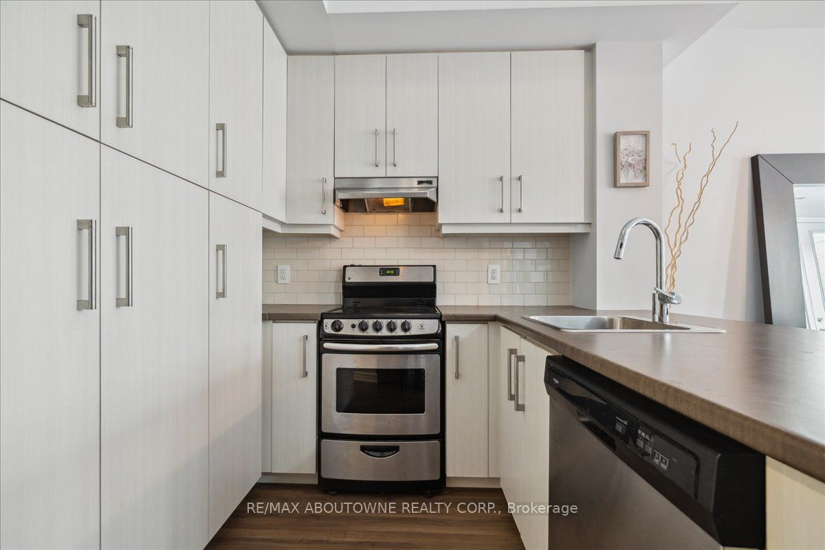 #102 - 40 Esplanade Lane Property Photo 14