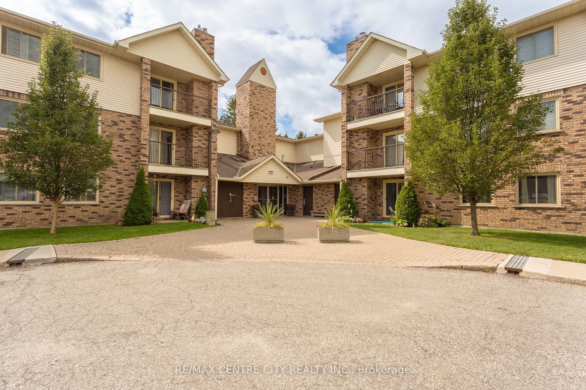 #209 - 440 Wellington Street Property Photo 1